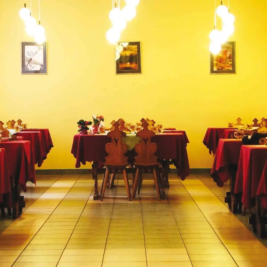 Boisko do siatkówki — rekreacja w ośrodku nad jeziorem