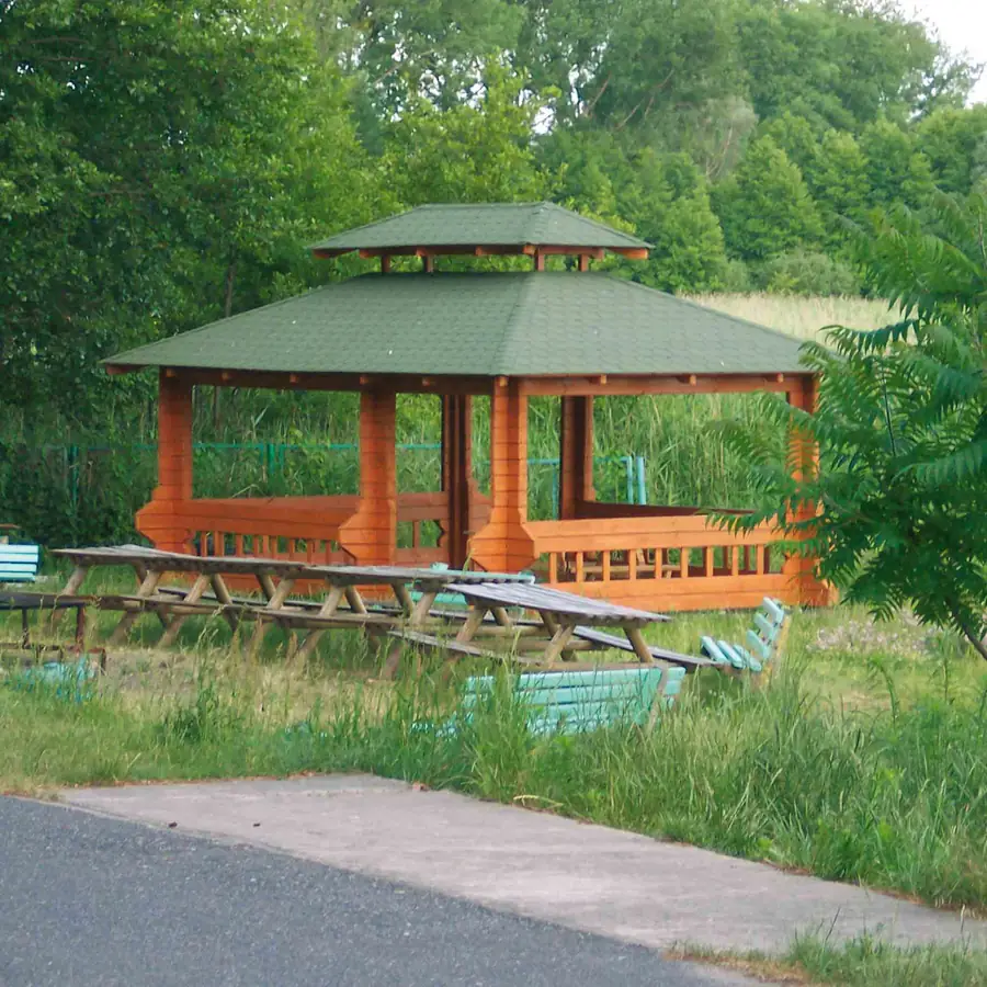 Kawiarnia z kominkiem — konferencje i szkolenia w ośrodku nad jeziorem
