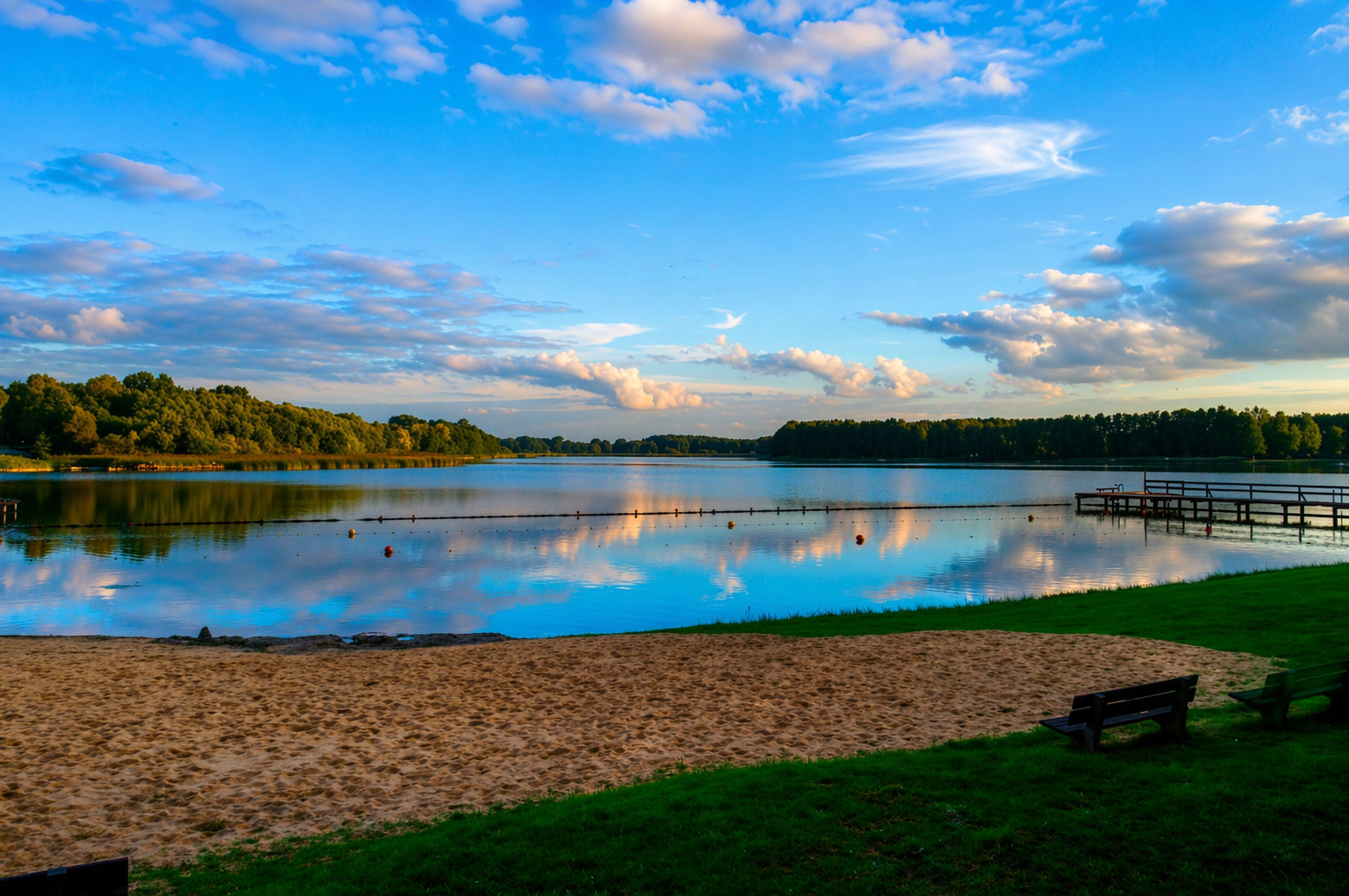 Ośrodek Wypoczynkowy Wojnowo — jezioro o zachodzie słońca, plaża i pomost